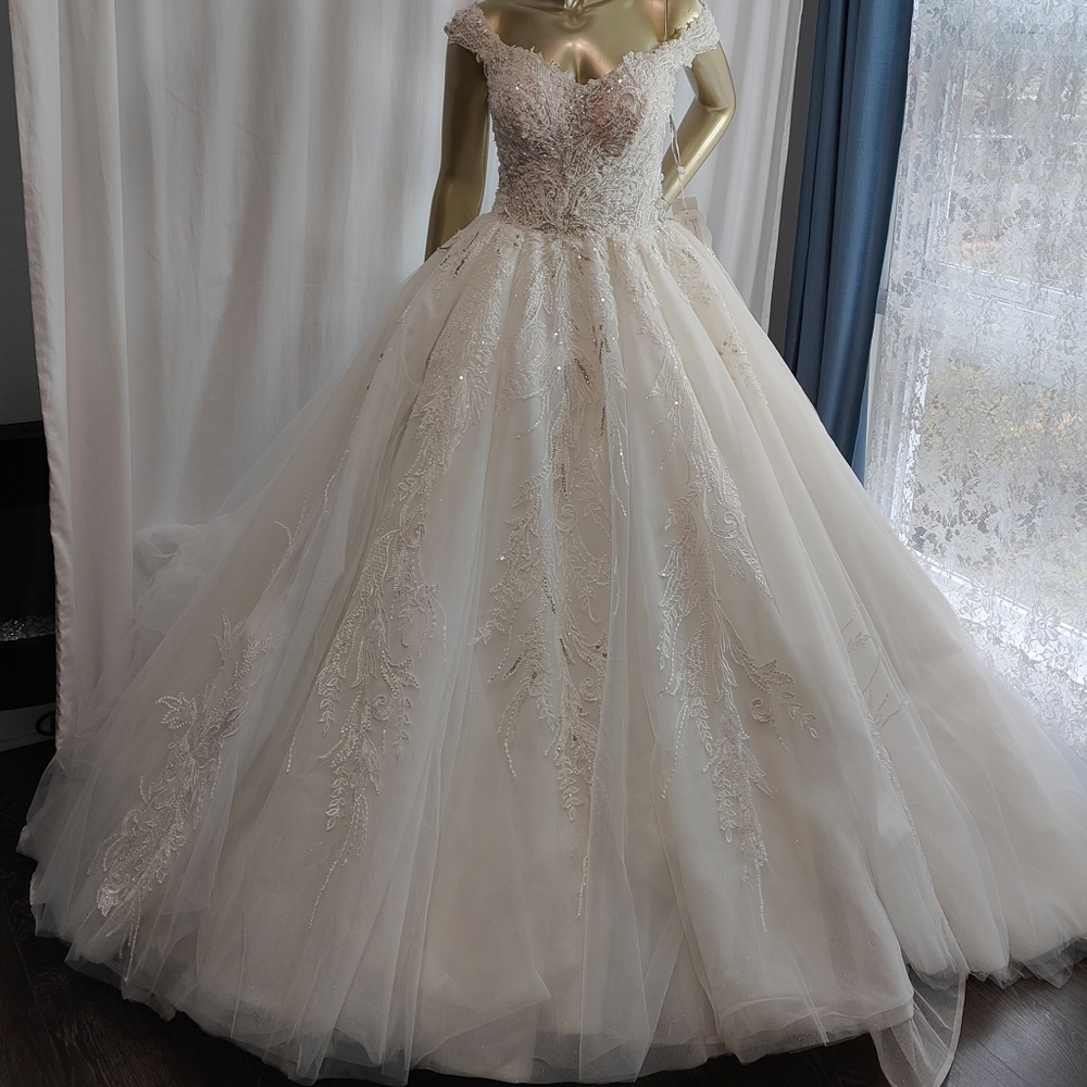 NWT $4550 Giovanna Alessandro Off Shoulder Princess Ball gown With Beaded Lace